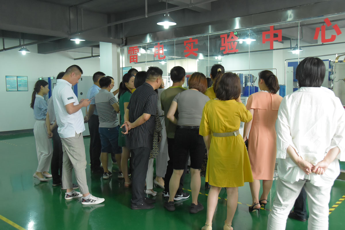 瑞士维多利亚大学MBA15-16班同学莅临明博手机登录入口防雷考察交流